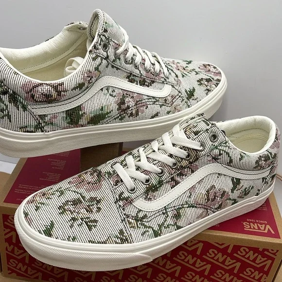 Vans Men’s Old Skool Tapestry Floral Marshmallow
VN000CP5CCZ
Sneakers - Picture 10 of 16